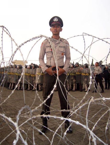 Since their separation from the armed forces in 1998, the police have competed with the military over control of local resources / Ian Wilson