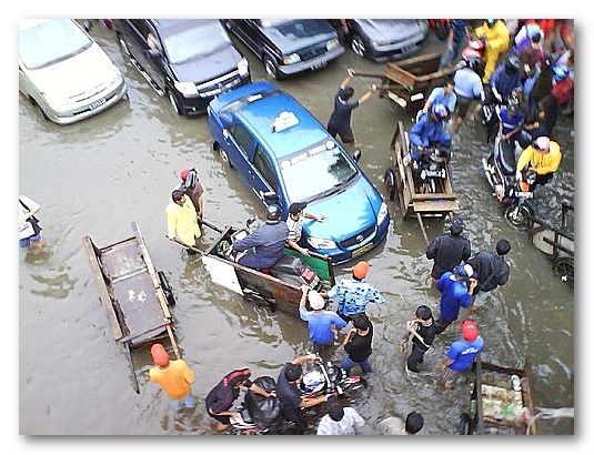 What happens when you destroy green spaces: Jakarta in flood in 2008 / Luis Ruay @flickr
