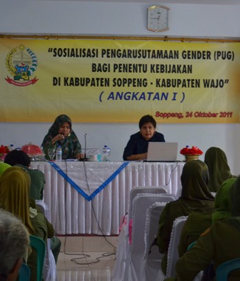 Mostly women attend a meeting at the Bureau for the Empowerment of Women and Family Planning Koleksi Badan Pemberdayaan Perempuan dan Keluarga Berencana, Provinsi Sulawesi Selatan Reality or just rhetoric?