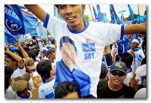 Reason to party: supporters of President SBY and his Democrat Party campaigning in Yogyakarta / Danu Primanto