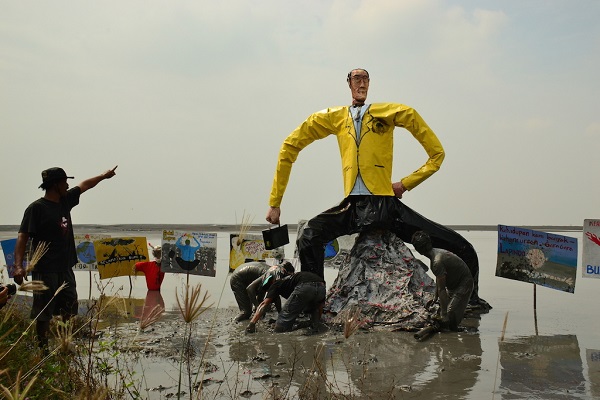 ‘Throwing the Effigy into the Mud Lake’ / Lutfi Amiruddin